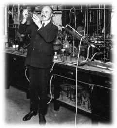Лео Бакеланд в своей лаборатории